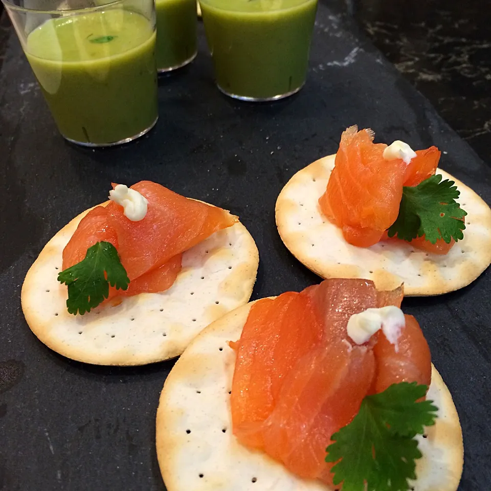 Snapdishの料理写真:Smoked Tasmanian salmon and green pea shots|12Dragonさん