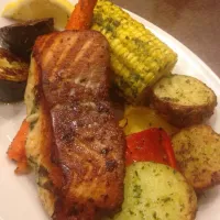 Snapdishの料理写真:Grilled Salmon and Veggies and Rustic Potatoes|irene Carranzaさん