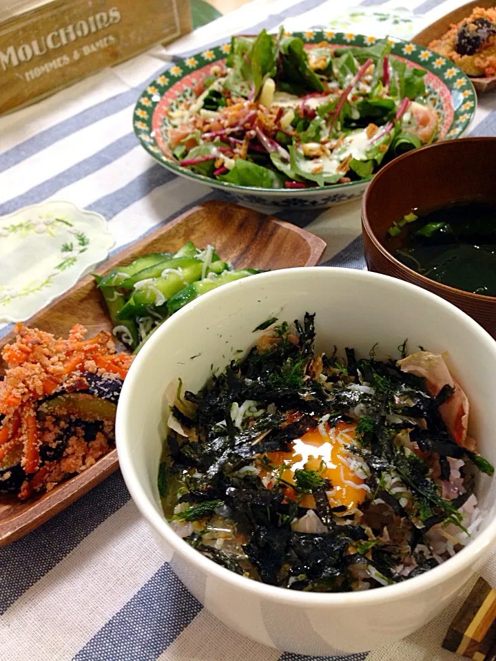 ぶっかけ丼、人参と茄子のたらこ炒め、胡瓜としらすの胡麻油和え、ほうれん草のサラダ、がごめ昆布のスープ|林愛さん