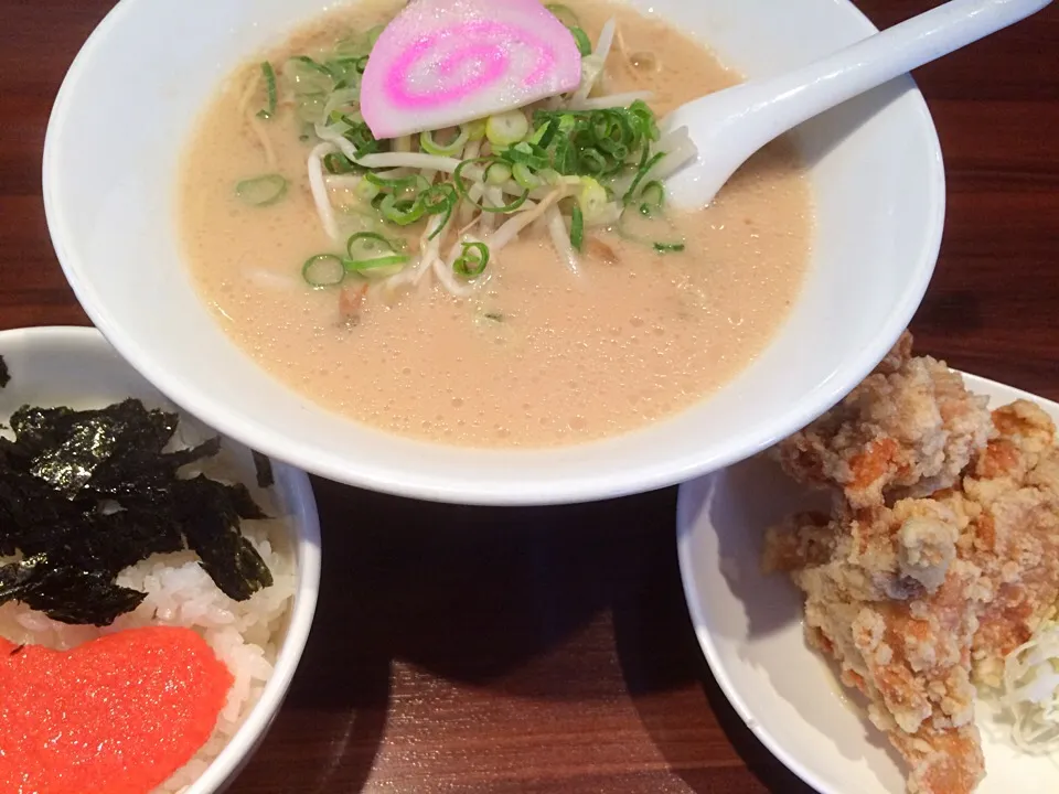 Snapdishの料理写真:しょうゆとんこつラーメン、辛子明太子ごはん、からあげ|buhizouさん