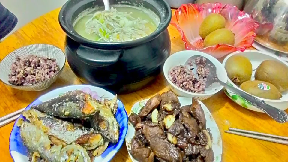 香煎鯖魚，蒜滷雞肉，百菇吻仔魚味噌湯，再配營養滿分的五穀飯|Letitia Highさん