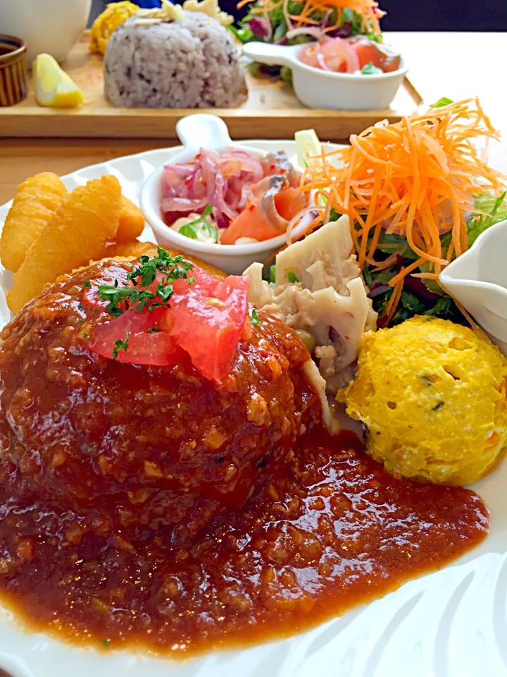 西尾のサラデリのトマトハヤシライスプレート。盛り付けが美味しそうでした(・∀・)|すぐるぐるさん