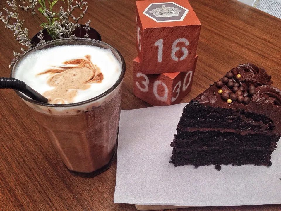 Iced mocha & choc cake|hurul | 후룰さん