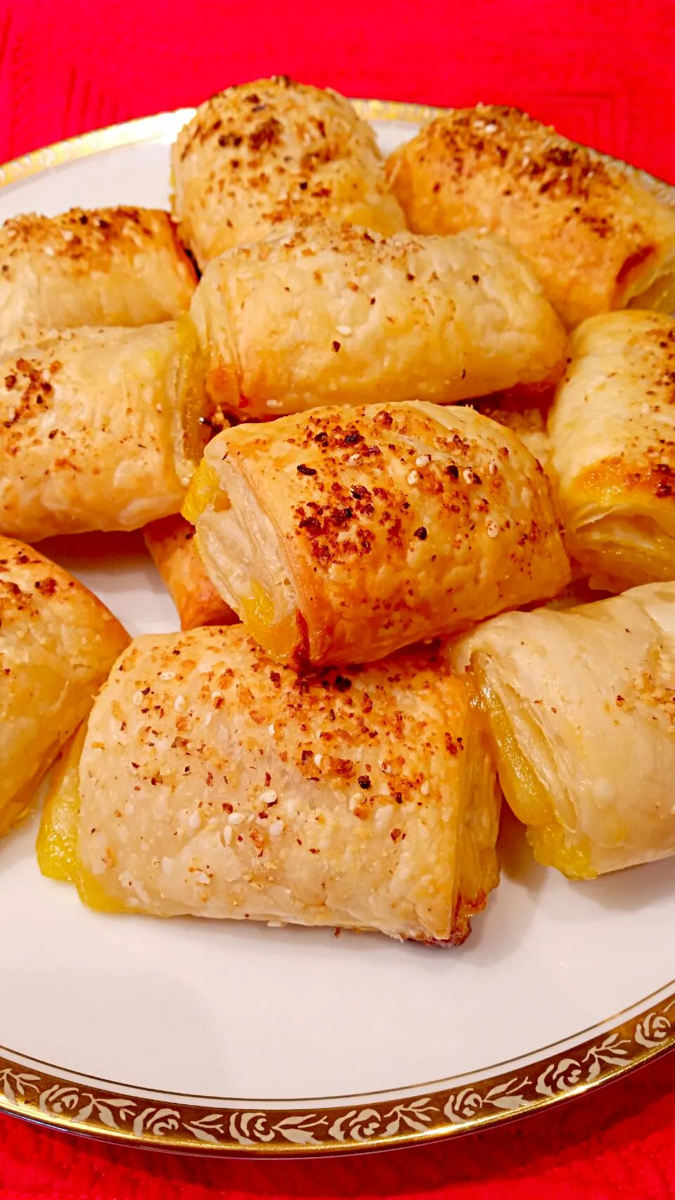 Snapdishの料理写真:Lemon Butter Puff Pastry Rolls|Kolinda Milatさん