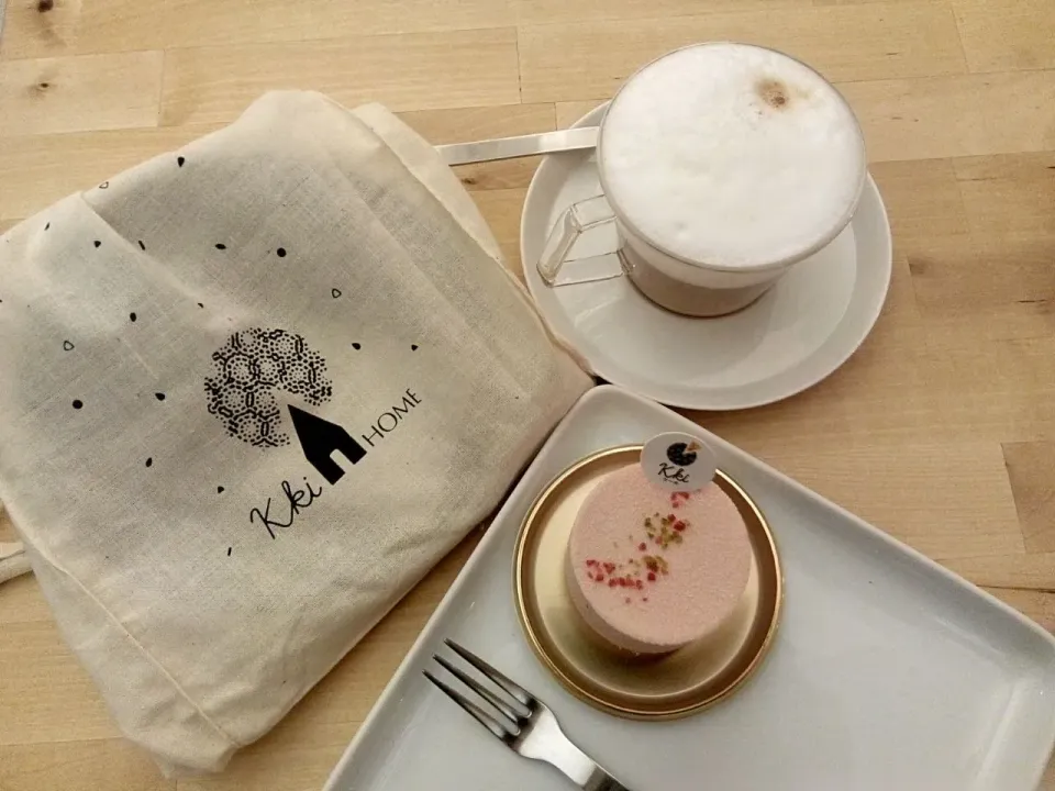 Back to my favorite cake shop at their new location. Ordered this nice pink cake called Nao (which is also a girl's name for Japanese).|秋平さん