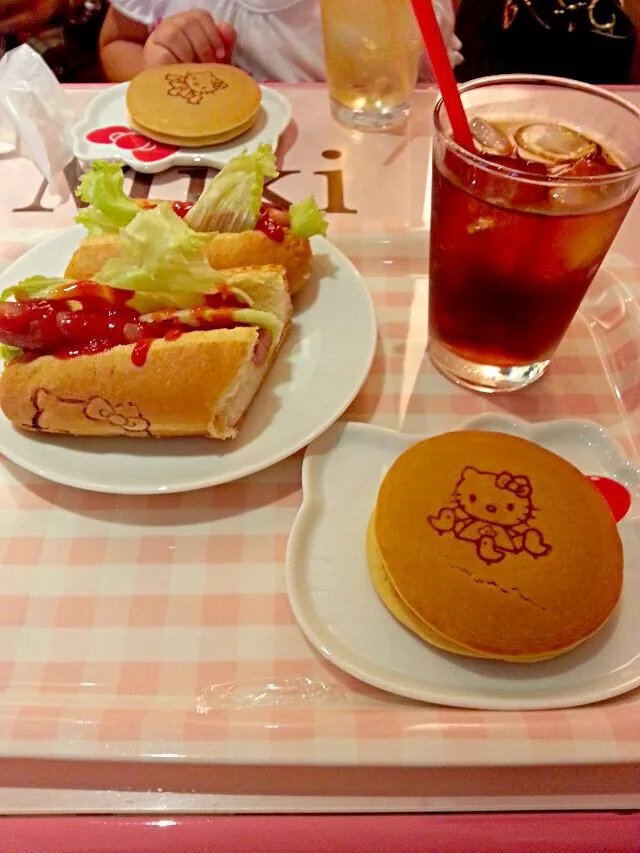 Snapdishの料理写真:カフェドミキウィズハローキティ。クリームサンドとホットドッグとアイスティー。かわいすぎやん！|エリカさん