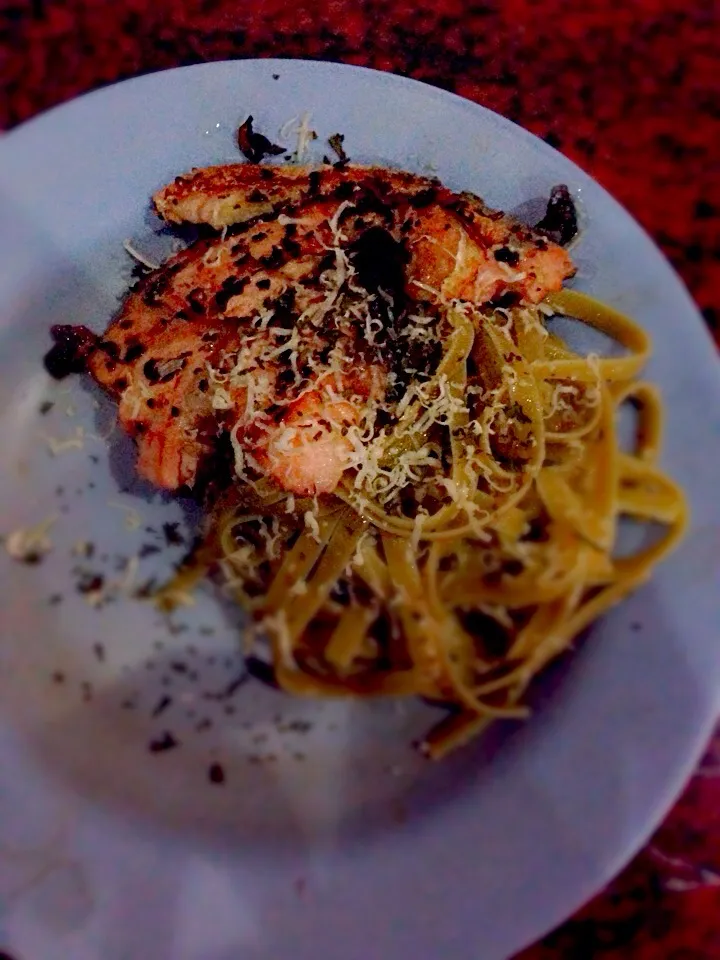 Whole wheat garlic pasta with grilled salmon|kartikabellaaさん