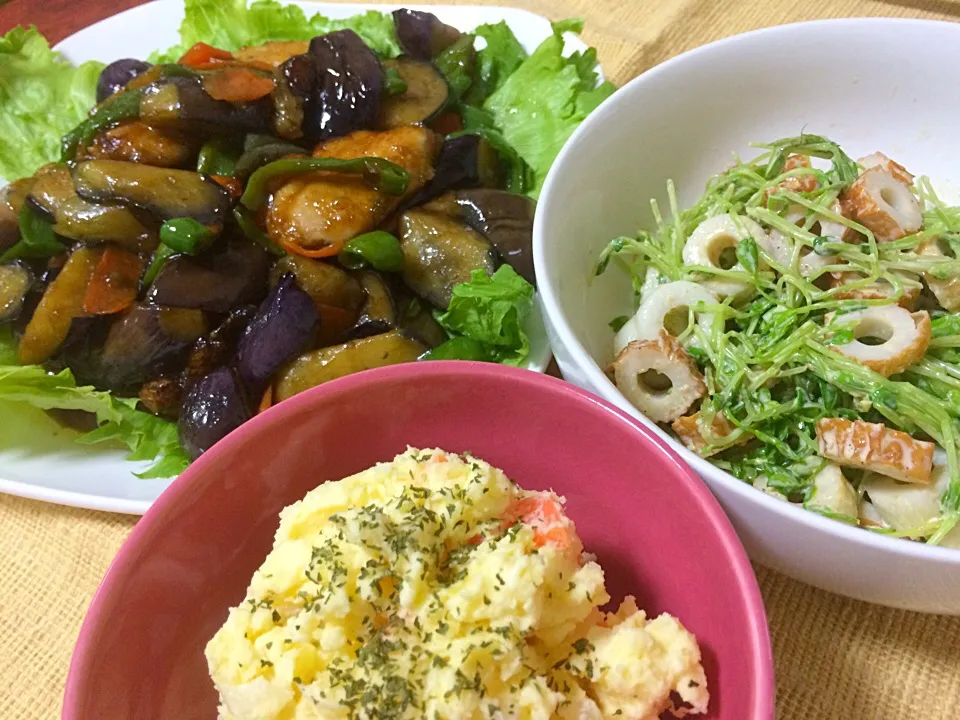 Snapdishの料理写真:鶏肉と野菜の中華炒め。豆苗と竹輪の胡麻マヨポン和え。ポテトサラダ。|Hiropanさん