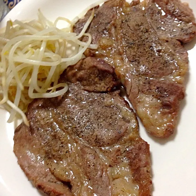 台風接近に備え、肉を食う。|Shonen  Kobayashiさん