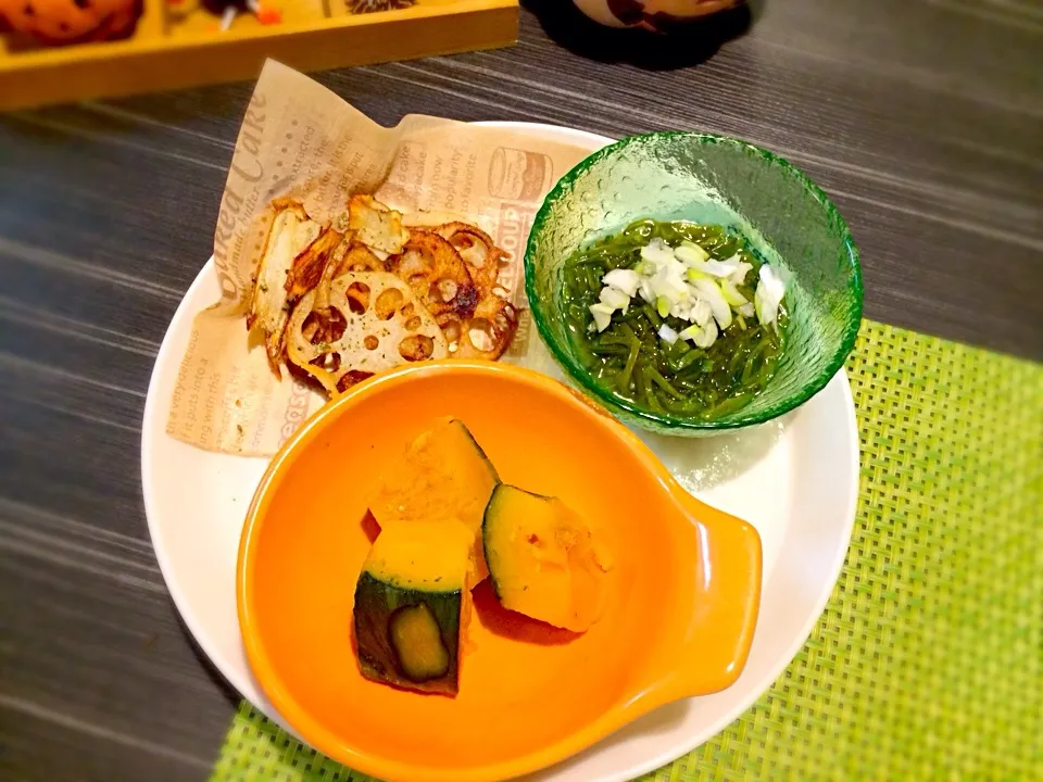 南瓜煮、レンコンとゴボウチップ、めかぶ。|かれんさん