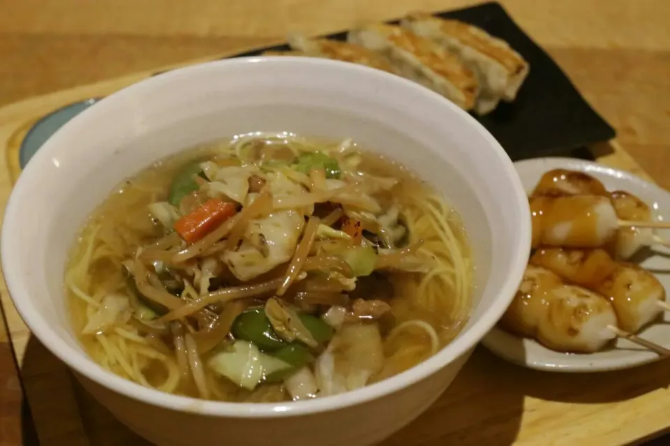 今日は手抜きな晩ごはん♪家で作ったラーメンに餃子の王将で買った野菜炒めを乗せました ٩(๑>∀<๑)و|マカロンさん