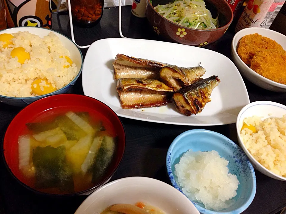 今日の晩ご飯は、栗ごはん、秋刀魚の塩焼き、もやしと水菜のナムル風サラダ、台風コロッケ。|ゆえさん