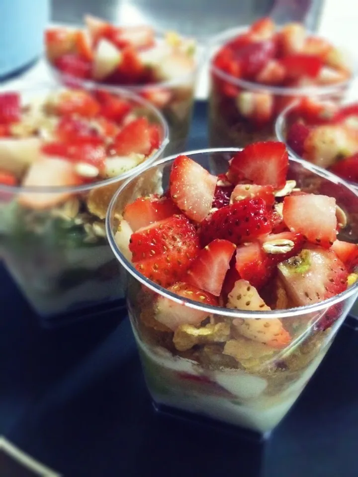 Strawberry & Giwi fruit parfait|Vrebelさん