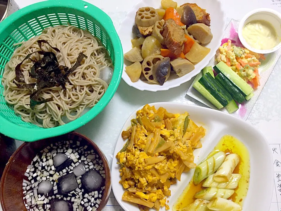 適当夕飯！笑 野菜の煮物🍅そば⭐️ きゅうりディップ🐑オクラと炒り卵のサラダ💓 もつの中華炒め⭐️長ネギのマリネ。|湊叶ママさん