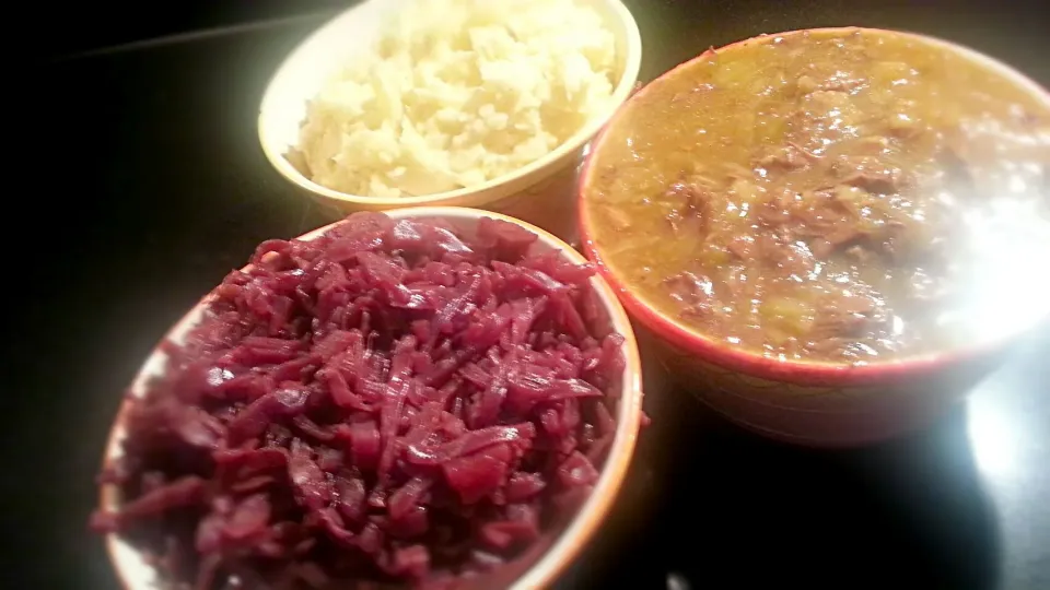 #dutch.  Red cabbage, beef & onion stew, mashed potatoes|Hans Stavleuさん