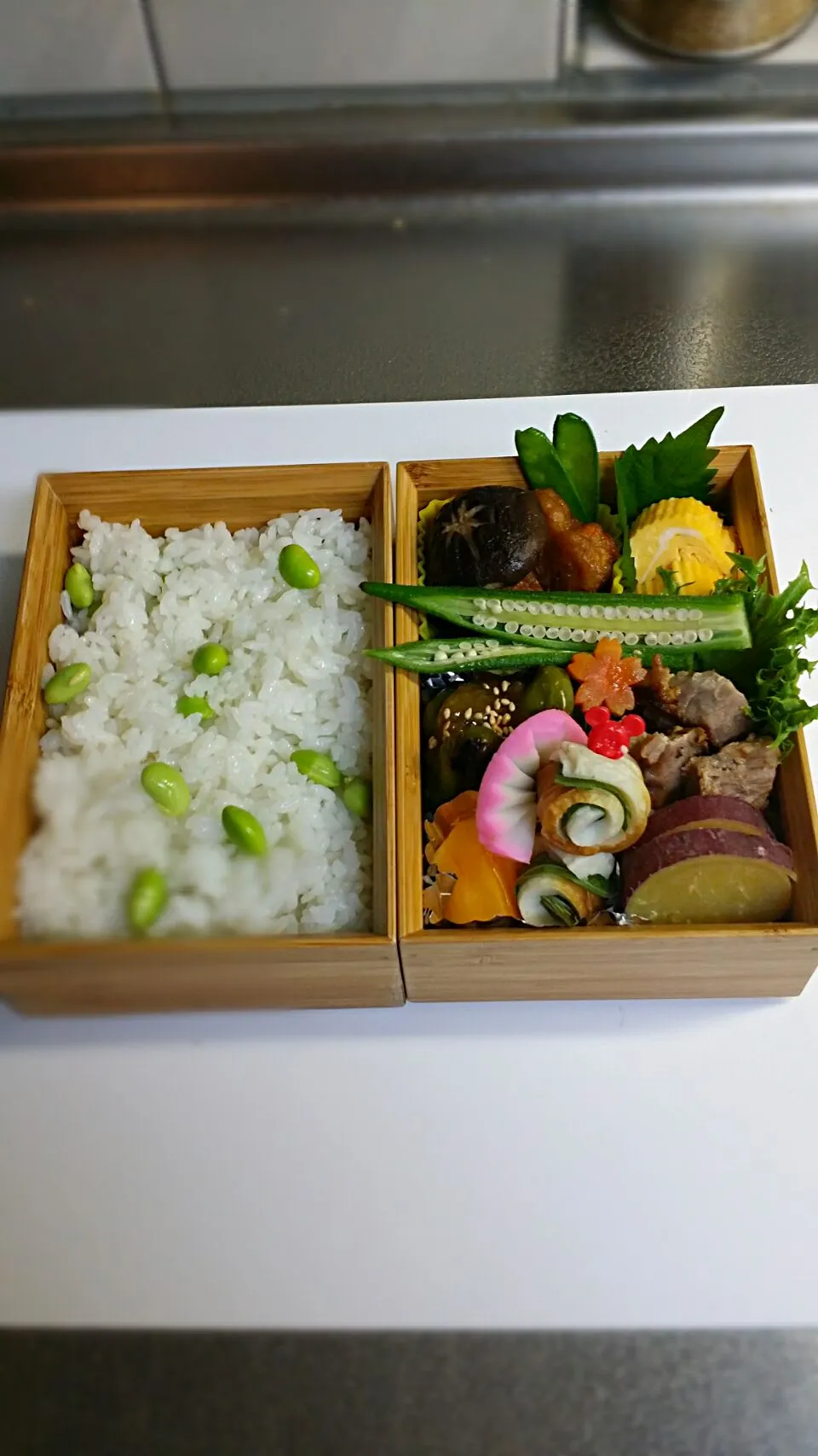 Snapdishの料理写真:《月曜日のお弁当》🍱

・豚ロース塩麹漬けステーキ
・だし巻き玉子
・さつま揚げ、椎茸の煮物
・くるくる竹輪&大葉
・さつま芋の塩レモン煮
・あわせ柿

行ってらっしゃ～い♡|藤田 まり子さん