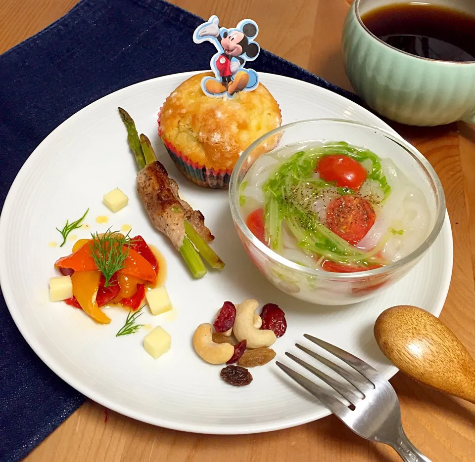 Breakfast: kiwi and mascarpone cheese muffin, pork and asparagus wrap, paprika marinated in olive oil, Asian rice noodle ginger soup, cashew nuts and dried cran|Kumigarさん