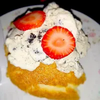 Angel cake whit Oreo ice cream and strawberries|solimarさん