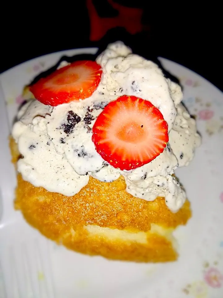 Angel cake whit Oreo ice cream and strawberries|solimarさん