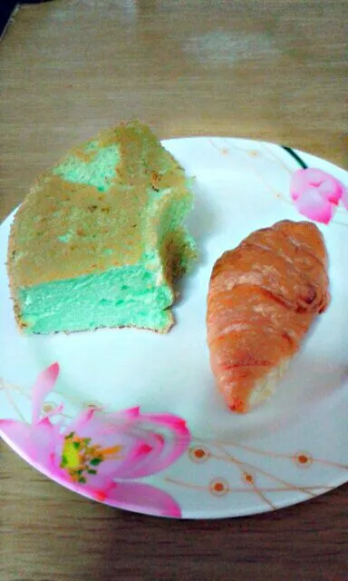 Oct 6. Breakfast @ 9am  #pandan #spongecake #croissant|Ren Bhaiさん