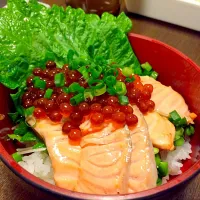 自家製醤油漬けイクラの炙りサーモン親子丼❤️