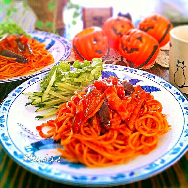 Snapdishの料理写真:スパゲッティdeお昼ごはん♪(*^^*)
＊スパゲッティ 茄子&トマト
＊サラダ|michaeさん