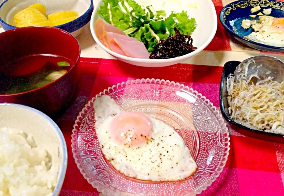 朝ご飯♪目玉焼き、しらすおろし、グリーンサラダ、昆布、ハム、たくあん、汁物|ひかるんさん