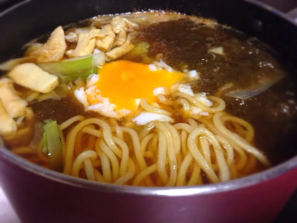 宿ぐらしの朝ごはん 煮込みラーメン  キャベツねぎメンマ温玉とろろ昆布|ぽんたさん