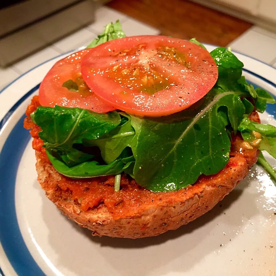 Whole wheat onion bagel with eggplant & bell pepper spread, arugula and tomato|victoria valerioさん