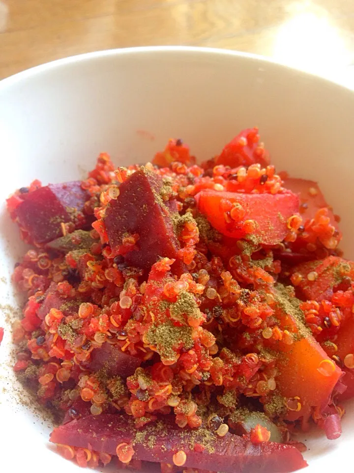 Steam beets and sweet potato quinoa :) simple and super easy to make! 超カンタン！ビーツとさつまいもで煮たキヌア☆ 味付けはほとんどしなくて野菜からのエキスで十分^_^|Tanuさん