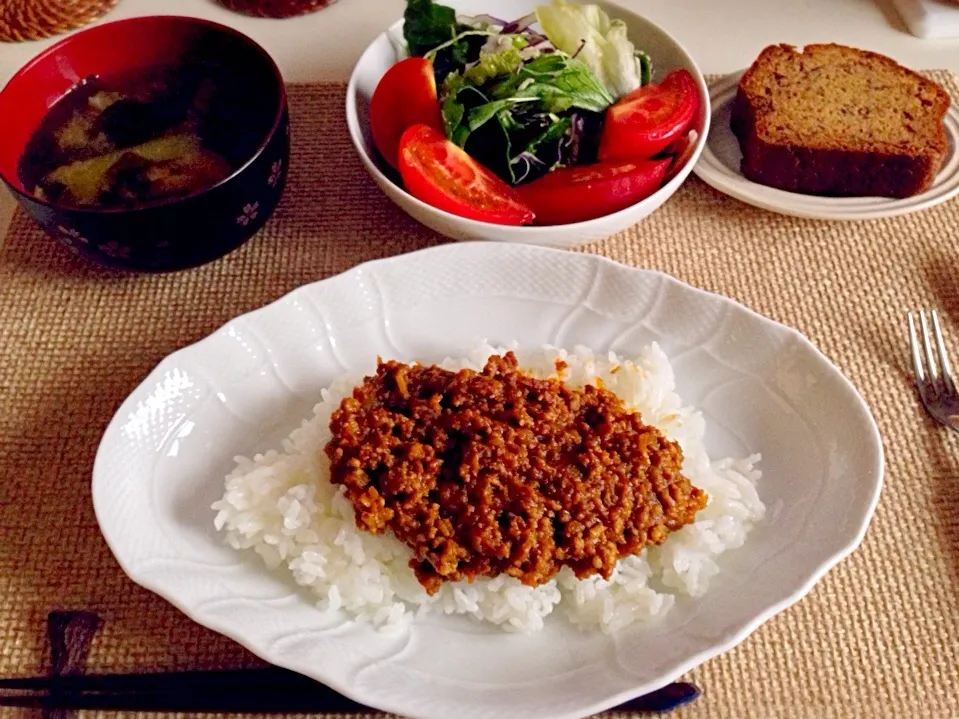 ドライカレー ナス若芽お麩の味噌汁 サラダ|にゃろめさん