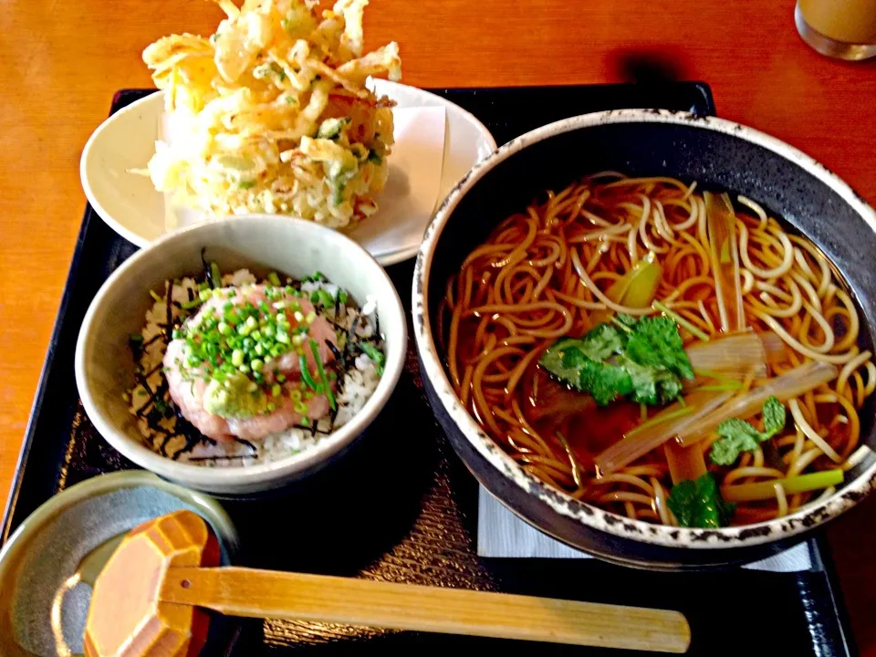 旬のかき揚げ蕎麦850＋ねぎとろ小丼250＝1,100円也at土風炉自由が丘店|秋山知隆さん