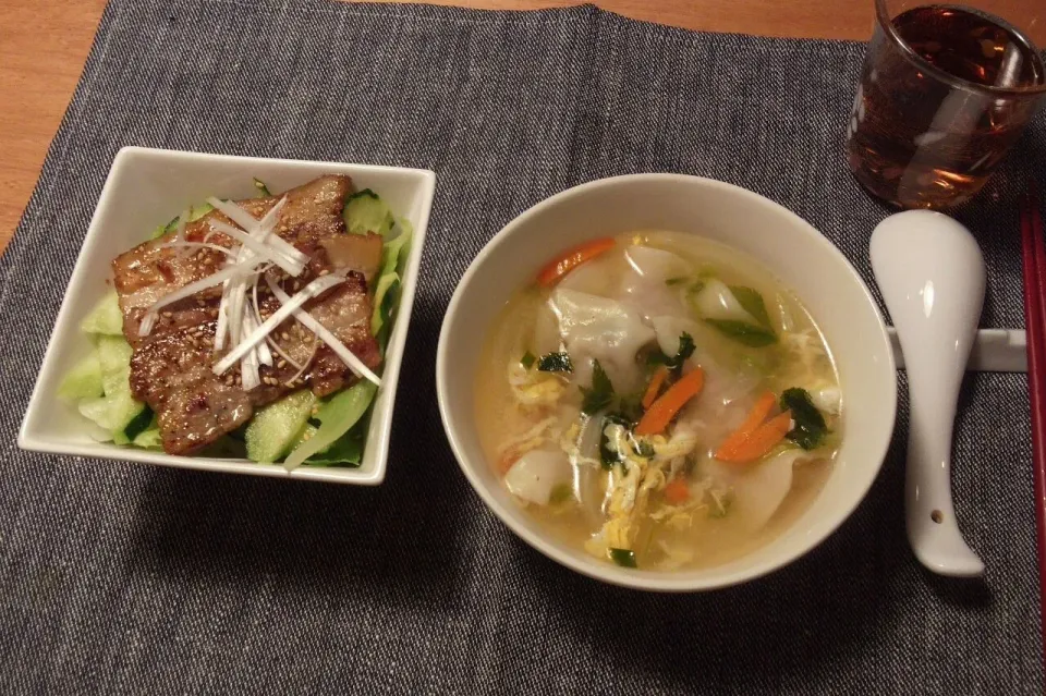 豚肉のサラダ丼
海老ワンタン入り野菜スープ

簡単夕飯。子供達どんぶりにすると野菜もしっかり食べてくれる(^-^)
週の始まり忙しくて疲れたー(´-ω-`)|mmmさん