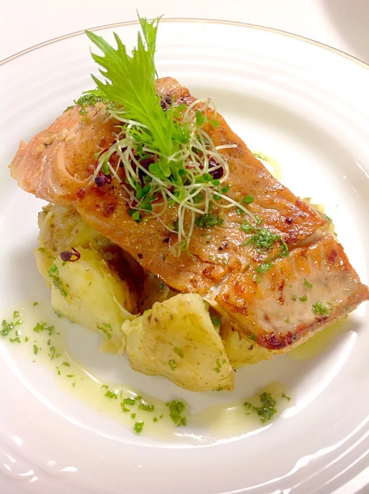 Seared salmon, potato salad with lemon herb butter sauce|Qchannel Tachifujiさん