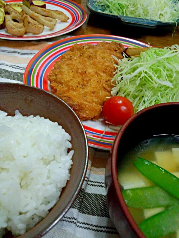 トンカツ、レンコンとサツマイモの素揚げ、線キャベツ、豆腐とさやの味噌汁|Rogerinaさん