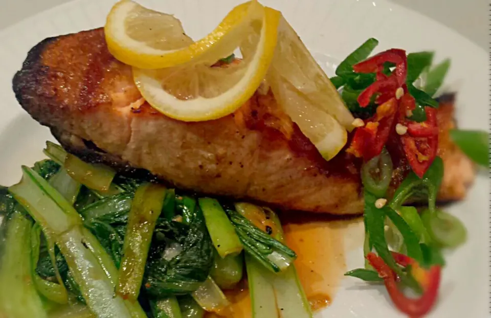 Char grilled salmon with green vegetables and chilli ♡♡♡♡♡|woodfiredさん