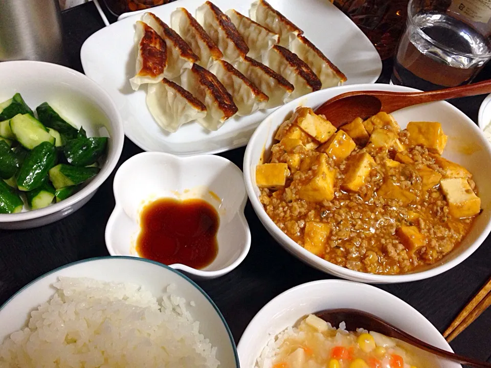 今日の晩ご飯は、厚揚げ麻婆豆腐、海老餃子、きゅうりの即席漬け。|ゆえさん