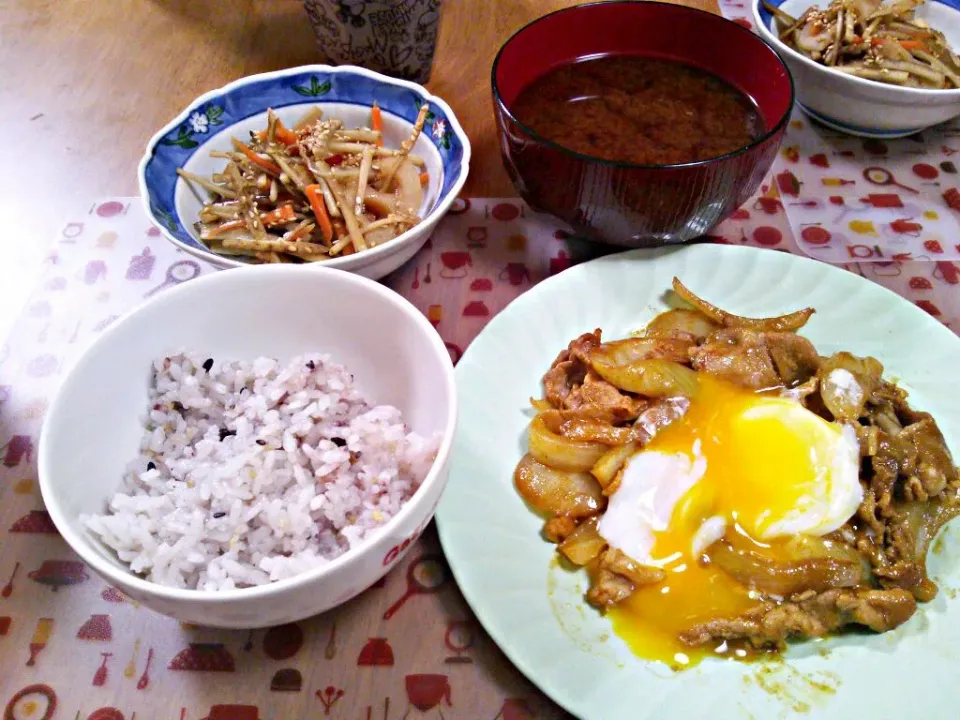 10月５日 豚肉と玉ねぎのカレーソース炒め温玉のせ れんこん入りきんぴら お味噌汁|いもこ。さん