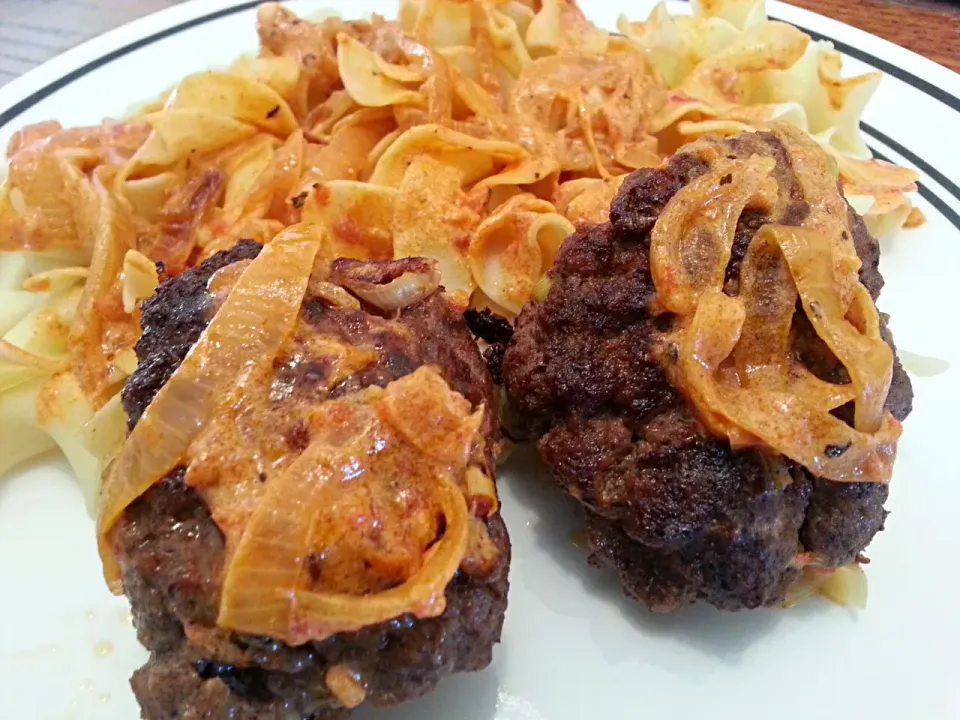 Salisbury Steak with Sweet Paprika Sauce over Whole-Wheat No Yolk Egg Noodles|Melissa Marie Hallさん