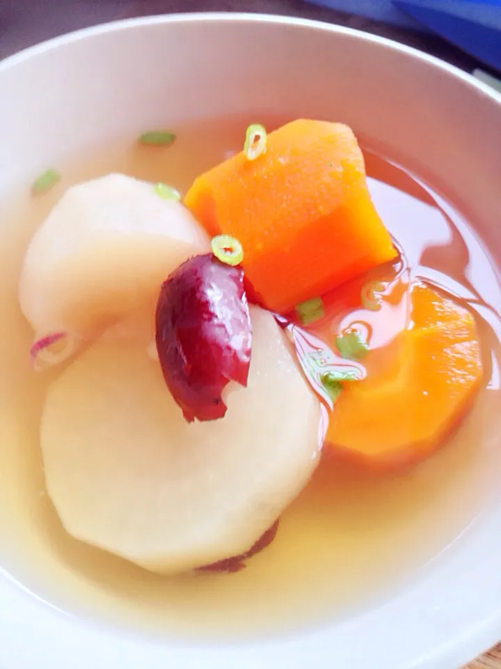 Clear radish and carrot soup. (Add red dates for sweetness).|samantha wさん