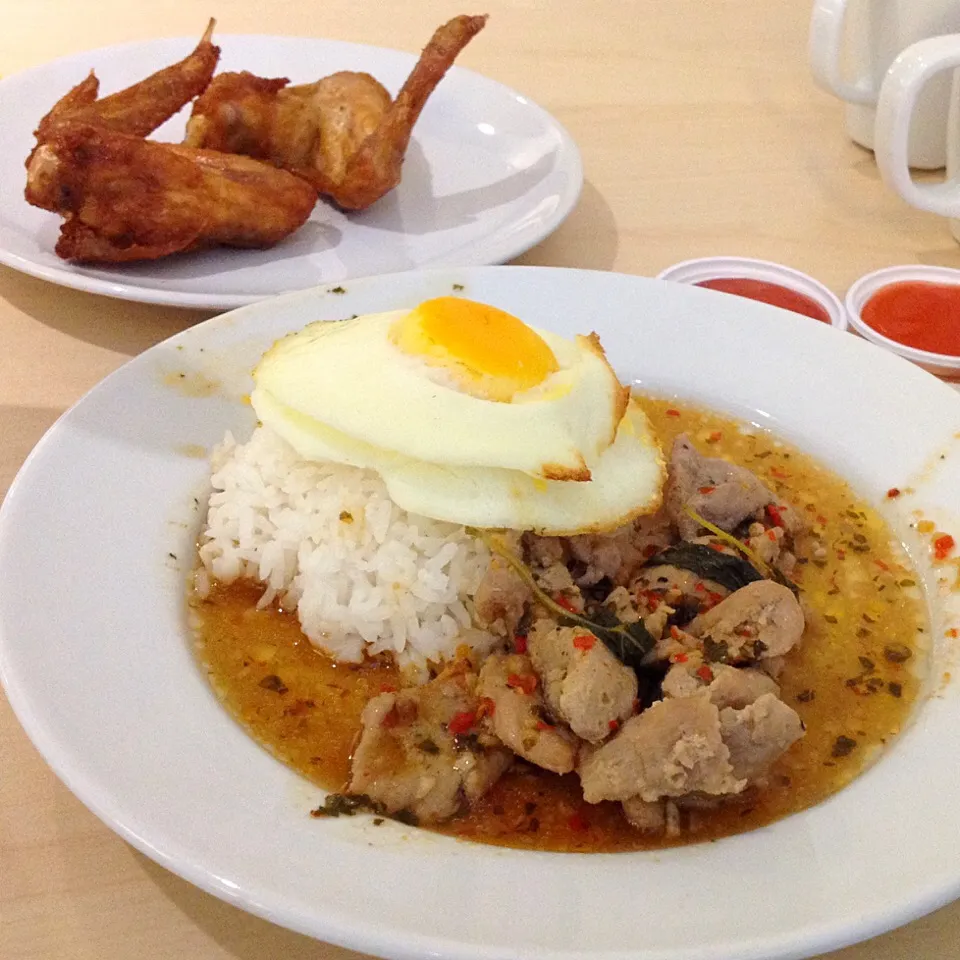 กระเพราไก่ ไข่ดาว+ปีกไก่ทอด Fried chicken with basil leaves|Panaddaさん