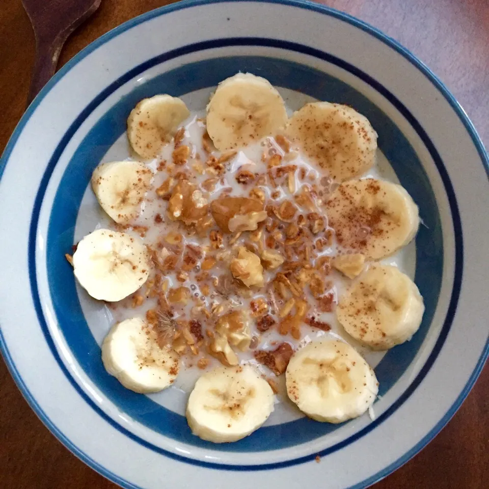 Homemade granola with almond milk, banana, & cinnamon|victoria valerioさん