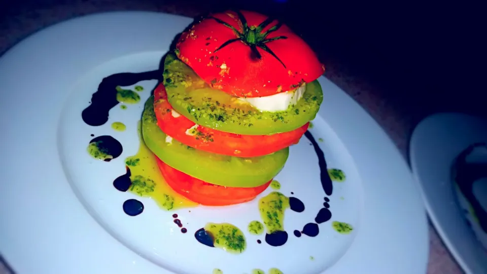 Caprese salad with balsamic reduction and pesto.|Michael M Schleyerさん