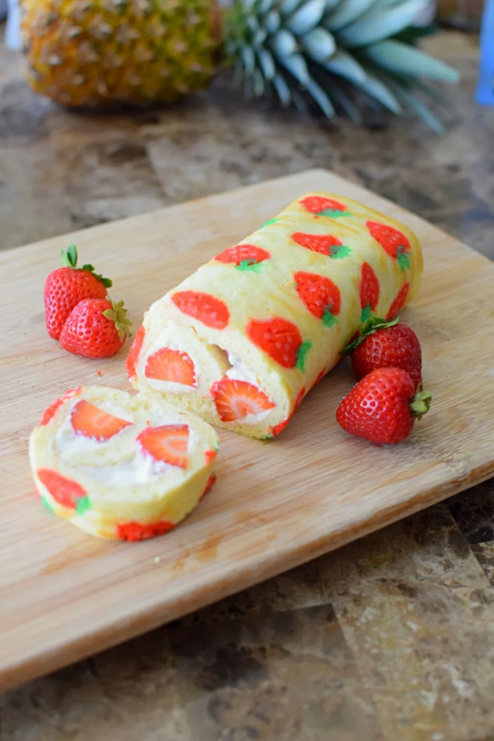 Strawberry cake roll #Japanese cuisine  #strawberry #cakeroll #homemade|Sarah Phannetさん