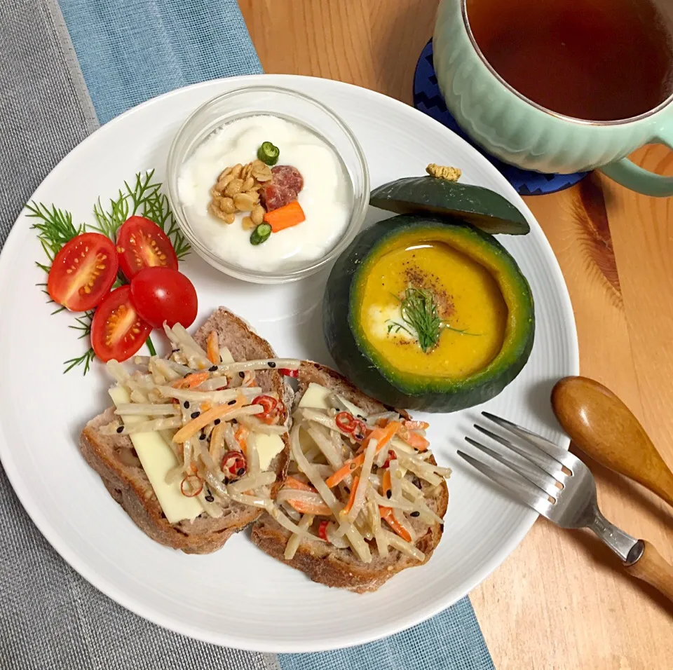 Snapdishの料理写真:Breakfast: gobo root and carrot salad on raisin and walnut bread, pumpkin and corn chowder soup, vegetable granola on yogurt, cherry tomatoes and dill|Kumigarさん