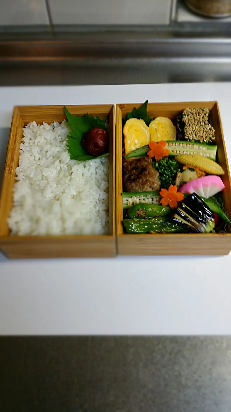 《火曜日のお弁当》🍱

・だし巻き玉子
・ほうれん草のおひたし胡麻
・チビホタテ、ヤングコーンのバジル炒め
・ししとうの粒マスタードソテー
・手作りチビハンバーグ
・素揚げ🍆

行ってらっしゃい～♡|藤田 まり子さん