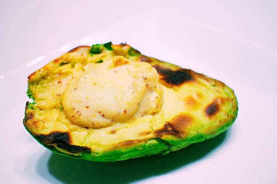 Grilled avocado w cashew cheese #vegan|Leahさん