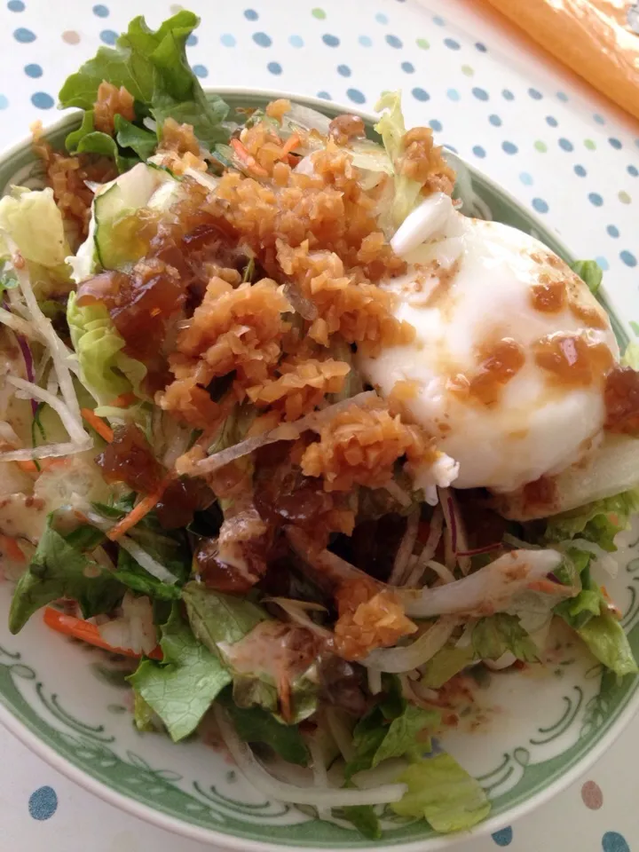 野菜サラダをメインにこんにゃく麺。温玉をトッピング。|悪ちょく。さん