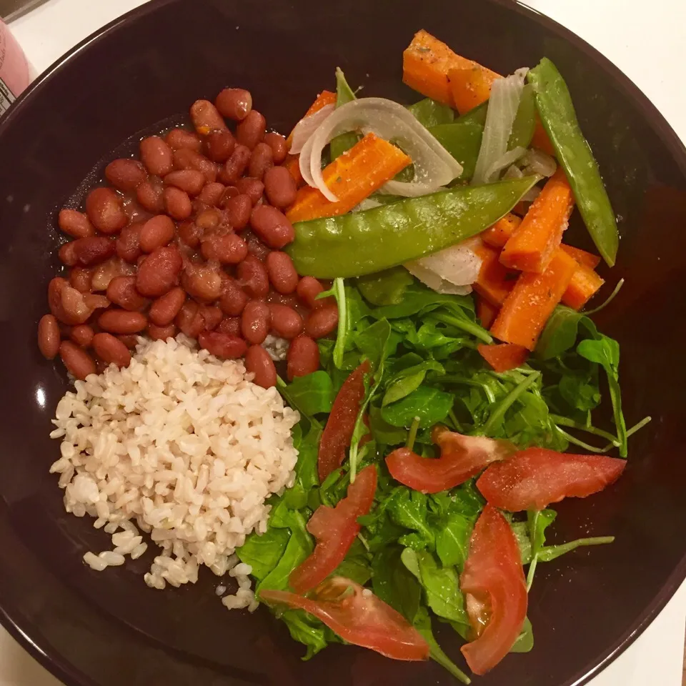 Brazilian bowl: brown beans and brown rice, arugula with tomato, bamboo steamed carrots and snap peas|victoria valerioさん