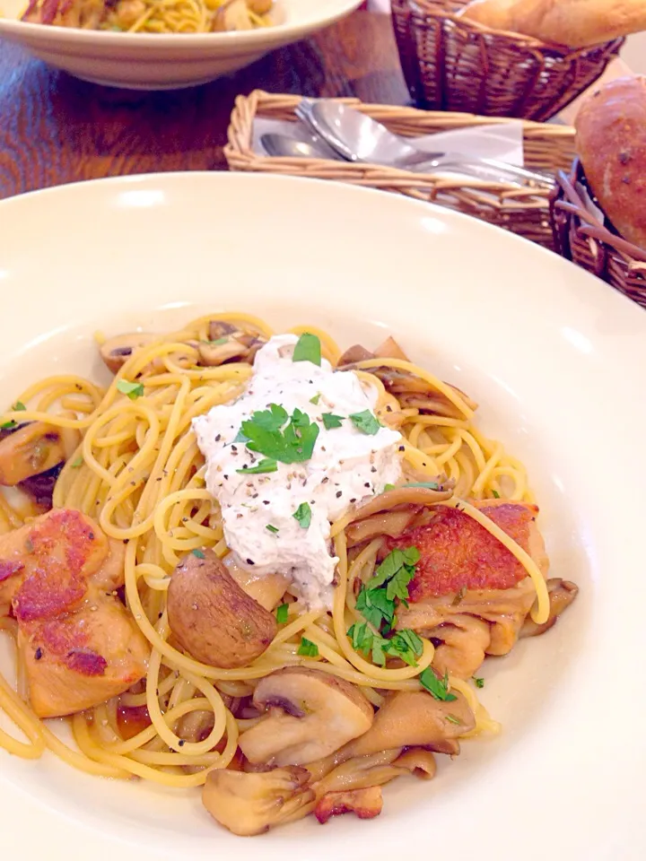 Snapdishの料理写真:#今日のランチ は、アフタヌーンティーで、きのことローストチキンのソイソースパスタ|sono.kさん